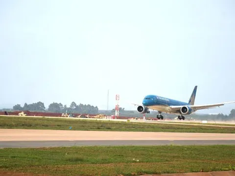 CLIP: Cận cảnh máy bay Boeing 787 vừa đáp xuống sân bay Long Thành