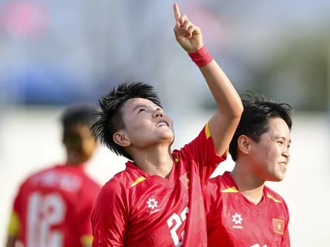 Cử chỉ xúc động của Bích Thùy trong trận bán kết