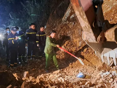 Vụ sạt lở trên quốc lộ 6: Tìm thấy thi thể nạn nhân thứ 3