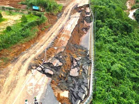 Hoàn tất nổ mìn phá đá trên đèo Khánh Lê, khẩn trương dọn hiện trường để thông xe