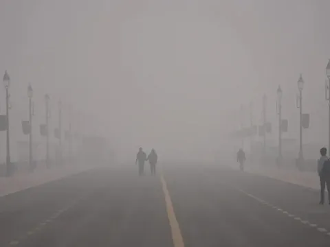 Khói mù độc hại bao phủ New Delhi, giao thông gián đoạn