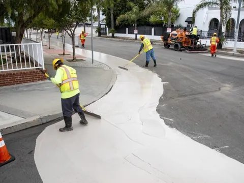 Tại sao đường phố tại California sơn màu trắng?