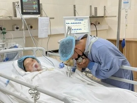 Người chồng nghẹn ngào hôn tay vợ, nói lời yêu thương trước giờ hiến tạng