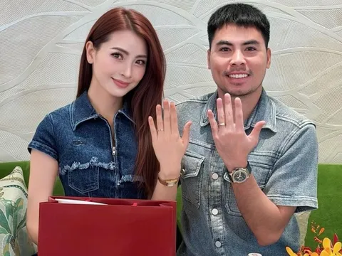 Đức Huy và bạn gái MC khoe nhẫn cưới