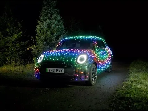 Bị phạt tiền nếu mắc dây đèn trang trí Giáng sinh lên xe