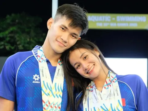 Nữ kình ngư bật khóc ở SEA Games 33 khoe huy chương bên bạn trai