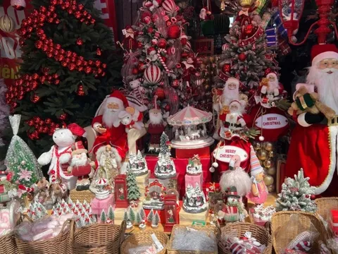 Đồ Noel giá 'sập sàn' vẫn ế khách ở TP.HCM