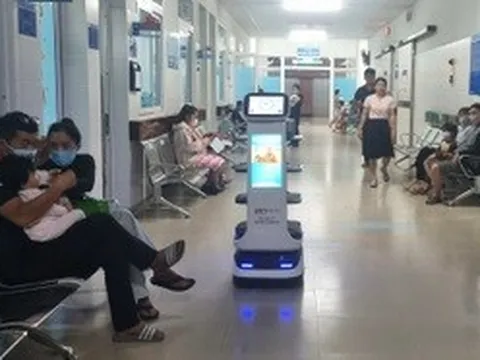 Bệnh nhân được robot dẫn đường đến phòng khám
