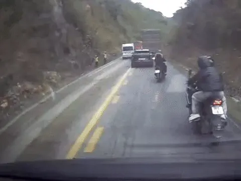 Tài xế chứng kiến 3 người bị vùi lấp trong tích tắc vì sạt lở đèo