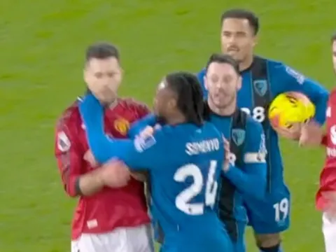 Hành động gây phẫn nộ ở trận hòa của MU