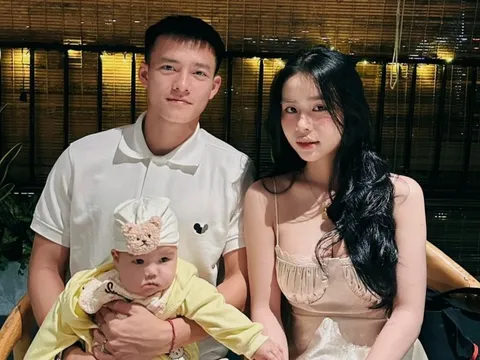 Hôn nhân của tiền đạo U22 Việt Nam và vợ hot girl