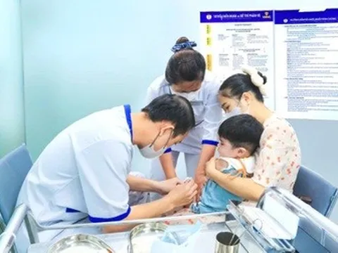 Cúm A tăng cao: Tiêm vaccine thế nào để an toàn cho trẻ và người lớn?