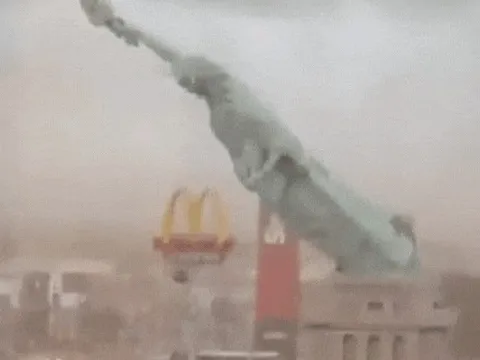 Tượng Nữ thần Tự do ở Brazil bị gió quật đổ