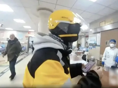 Đặt đồ ăn nhưng người giao hàng tới là cảnh sát, vị khách thót tim khi nghe sự thật về anh shipper