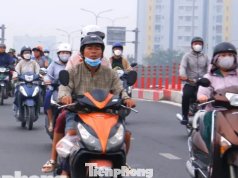 Bầu trời TPHCM tối sầm, '7h ra đường mà cảm giác như 5h chiều'