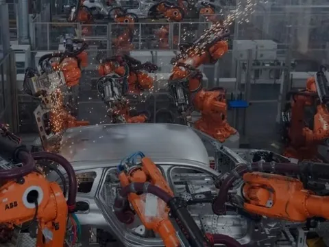 Sự hồi sinh của xe xăng: Lệnh cấm động cơ đốt trong được đề xuất hủy bỏ, nhiều hãng đồng loạt hủy kế hoạch làm xe điện