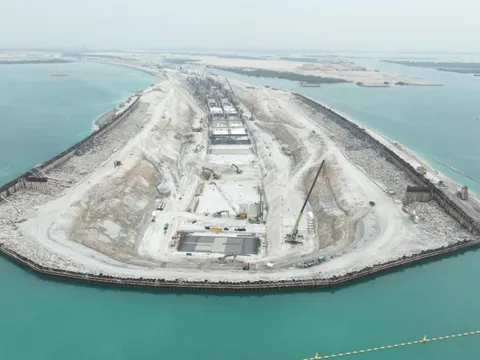 Chưa từng có trên thế giới: Trung Quốc dựng hàng cọc thép khổng lồ thành tấm khiên ngăn nước quây đáy biển, đào hầm nối 2 đảo, kỹ sư ngoại kinh ngạc thán phục