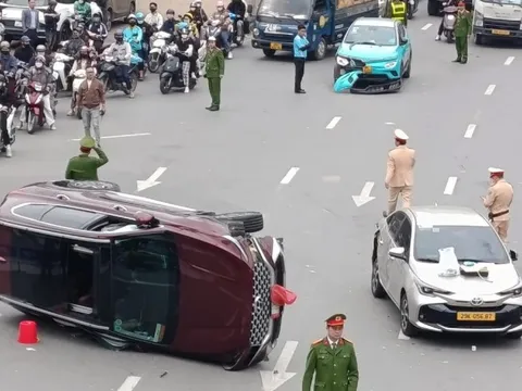 Ô tô lật nghiêng sau tai nạn liên hoàn, tài xế có biểu hiện lạ