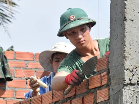 Dân vùng lũ bất ngờ, thích thú khi thấy bộ đội làm nhà đẹp như thợ xây chuyên nghiệp