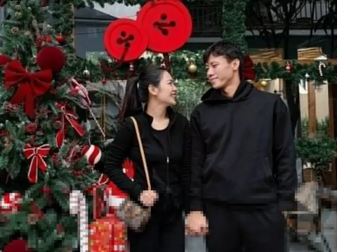 Dàn WAG tuyển Việt Nam check-in Giáng sinh sớm