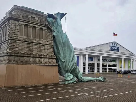 Tượng Nữ thần Tự do ở Brazil 'đổ úp mặt, gãy tay' vì mưa bão