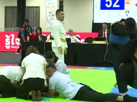 Võ sĩ Việt Nam khóc nức nở sau khi bị xử thua