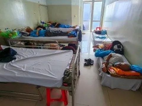 Bệnh nhân nằm giường xếp, hành lang ở bệnh viện ung thư lớn nhất miền Trung