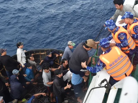 Tàu Cảnh sát biển tiếp nhận 52 ngư dân tàu cá Đà Nẵng bị cháy, chìm trên biển