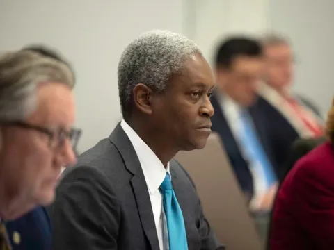 Quan chức Fed công khai phản đối hạ lãi suất, dự đoán không có đợt cắt giảm trong năm 2026: ‘Đừng vội ăn mừng’