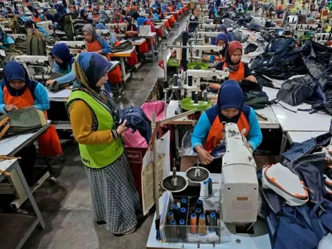 Khó cạnh tranh, doanh nghiệp từ bỏ sản xuất, nhập hàng Trung Quốc giá rẻ về bán vừa nhanh vừa tiện: 'Dấu hiệu đỏ' với nền kinh tế 270 triệu dân ở Đông Nam Á