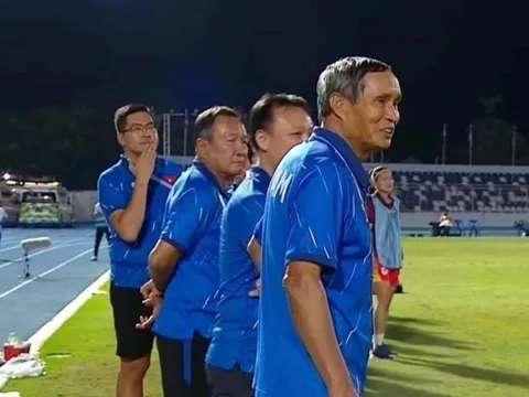 Nụ cười của HLV Mai Đức Chung