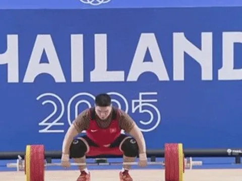 Khoảnh khắc đầy sức mạnh giúp đô cử Việt Nam giật HCV từ tay Thái Lan