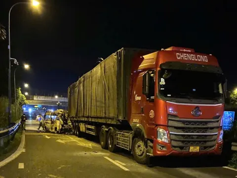 Tai nạn xe cứu thương 3 người chết: Xe đầu kéo đậu trên đường nhánh 'cấm dừng, cấm đỗ'