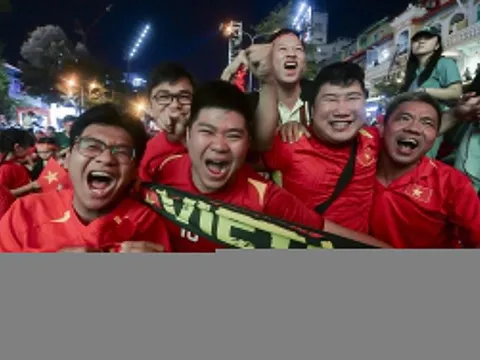 CĐV đổ ra đường ăn mừng chức vô địch SEA Games 33 của U22 Việt Nam