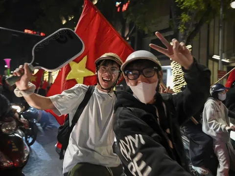 Người dân 'đi bão' khi U22 Việt Nam giành HCV SEA Games