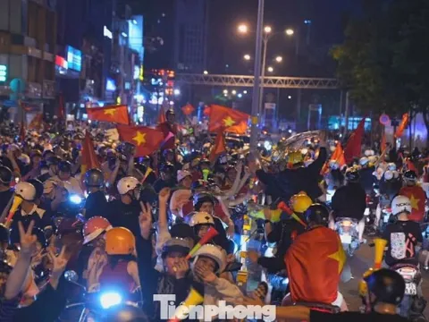 Khoảnh khắc biển người reo hò xuyên đêm