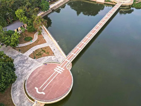 Chiêm ngưỡng cầu đi bộ hình cây đàn trong công viên trung tâm Hà Nội