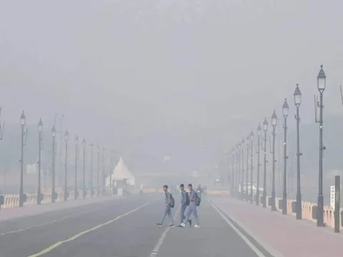 Ô nhiễm không khí nguy hại ở Ấn Độ: Học sinh chuyển sang học trực tuyến, 27 chuyến bay bị hủy, hơn 500 chuyến bị hoãn