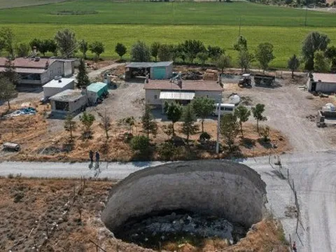 Thổ Nhĩ Kỳ mọc lên 648 "hố tử thần" chỉ sau một đêm: Thiên nhiên trừng phạt hay nhân tai?