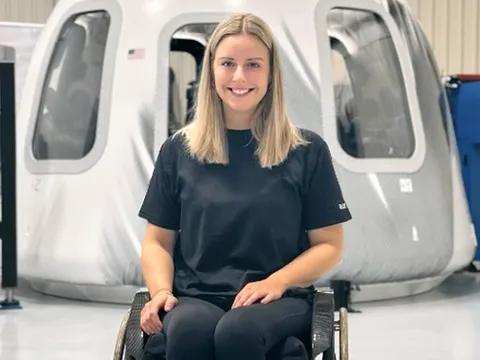 Blue Origin đưa người ngồi xe lăn đầu tiên lên vũ trụ