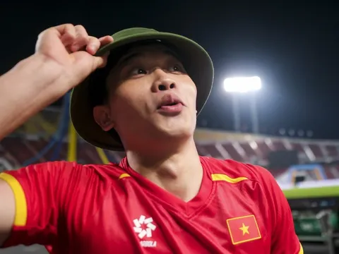 Đình Bắc đội mũ cối ăn mừng cuồng nhiệt