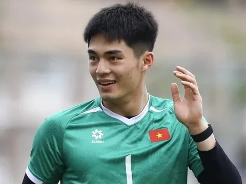 Tin nhắn 'gây bão' của thủ môn cao 1,91 m với TikToker triệu fan