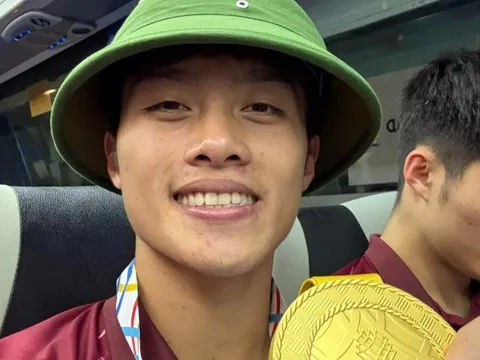 Cầu thủ U22 đội mũ cối, khoe huy chương sau trận thắng nghẹt thở