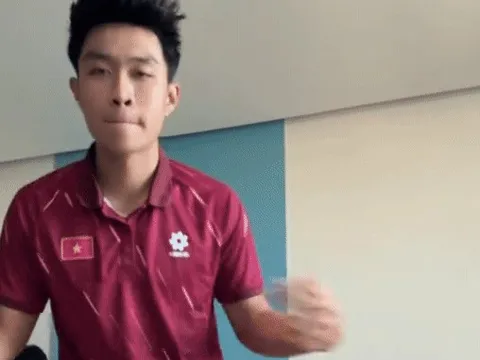 Hình ảnh hài hước của Lý Đức, Trần Trung Kiên trước khi U22 về nước