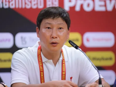 HLV Kim Sang-sik giành hat-trick danh hiệu