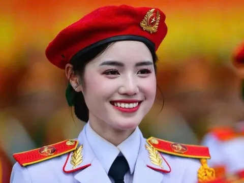 Chiến sĩ diễu binh 'khối hoa hậu' từng gây sốt MXH được cầu hôn