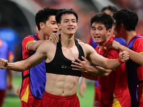 Áo lạ luôn xuất hiện ở những chiến thắng quan trọng của Việt Nam