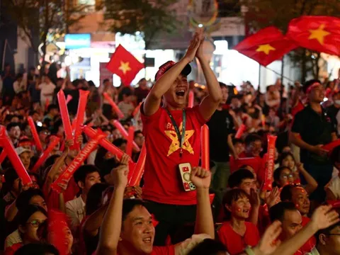 Cổ động viên TP.HCM vỡ òa khi U22 Việt Nam vượt lên Thái Lan