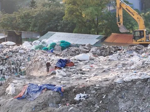 Xã, phường ở Hà Nội chịu trách nhiệm trước thành phố nếu xảy ra đổ rác thải xây dựng không phép