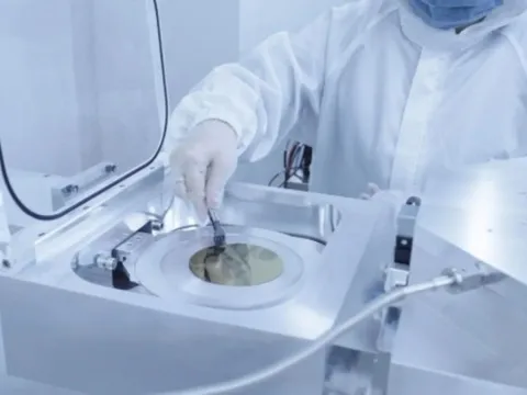 Trung Quốc vượt mặt Elon Musk: Người đàn ông bại liệt điều khiển robot và đi làm lại bằng ý nghĩ